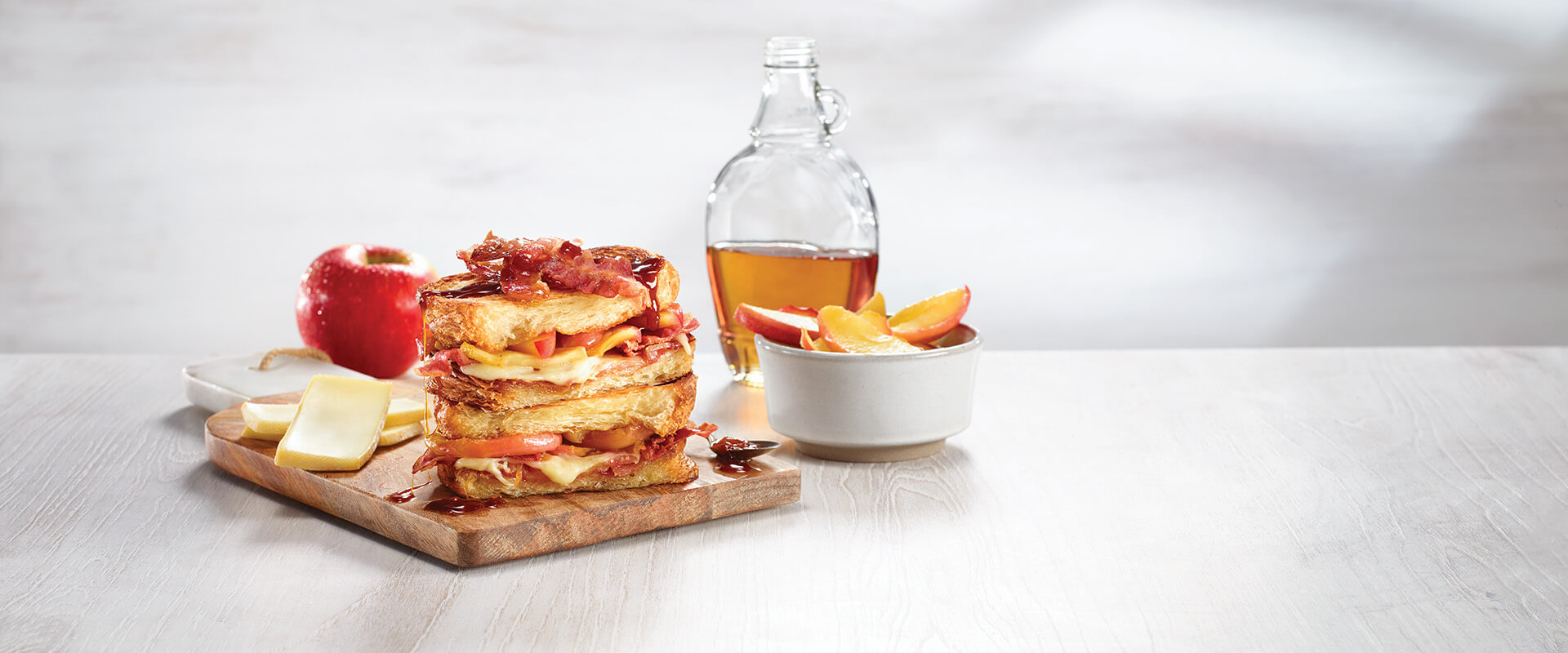 SANDWICH CROISSANT OKA À L ÉRABLE AVEC BACON CROUSTILLANT ET POMMES